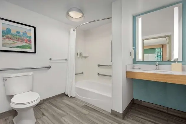2 Qn DLX 1 Bdrm Suite Mobility Access w/RI SHWR