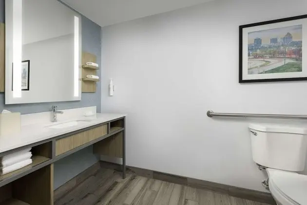 2 Qn DLX 1 Bdrm Suite Mobility Access w/RI SHWR