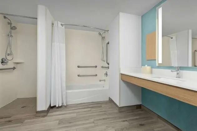 2 Qn DLX 1 Bdrm Suite Mobility Access w/RI SHWR