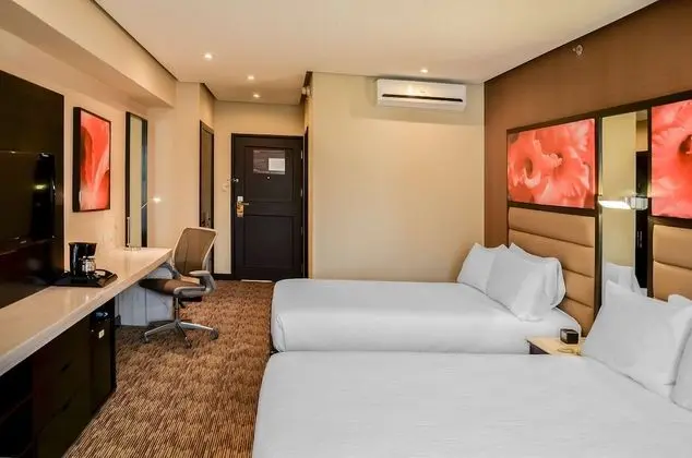 Oda, 2 Çift Kişilik Yatak, Şehir Manzaralı