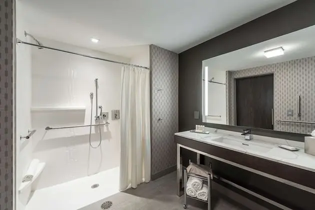 Oda, 1 En Büyük (King) Boy Yatak, Engellilere Uygun (Mobility & Hearing, Roll-in Shower)