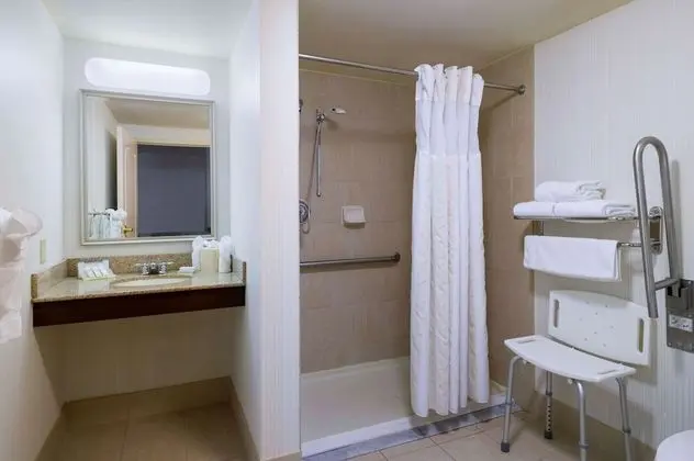 Oda, 1 En Büyük (King) Boy Yatak, Engellilere Uygun (Mobility & Hearing, 3x3 Shower)