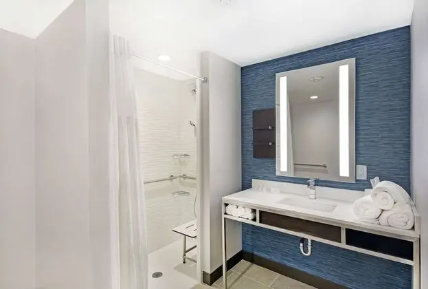 Oda, 1 En Büyük (King) Boy Yatak, Engellilere Uygun (Mobility, Roll-In Shower)