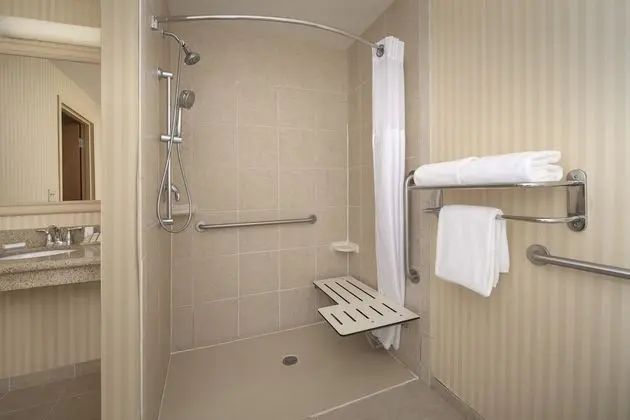 Oda, 1 En Büyük (King) Boy Yatak, Engellilere Uygun (Mobility & Hearing, Roll-in Shower)