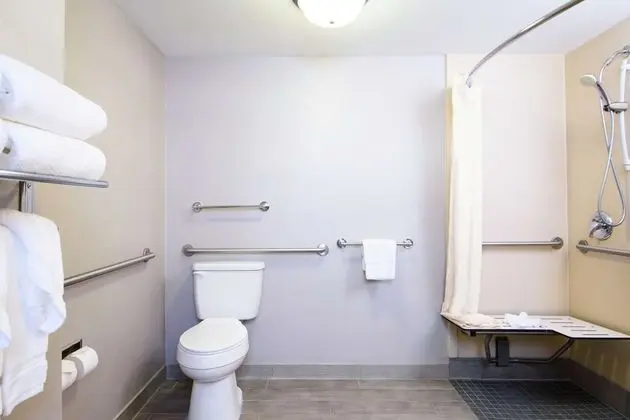 Oda, 2 Büyük (Queen) Boy Yatak, Engellilere Uygun (Roll-In Shower)