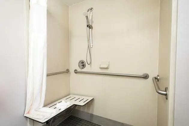 Oda, 2 Büyük (Queen) Boy Yatak, Engellilere Uygun (Roll-In Shower)