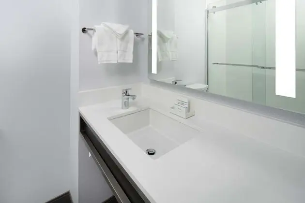 Oda, 2 Büyük (Queen) Boy Yatak, Engellilere Uygun (Roll-In Shower)