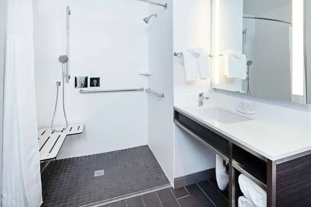 Oda, 2 Büyük (Queen) Boy Yatak, Engellilere Uygun (Roll-In Shower)
