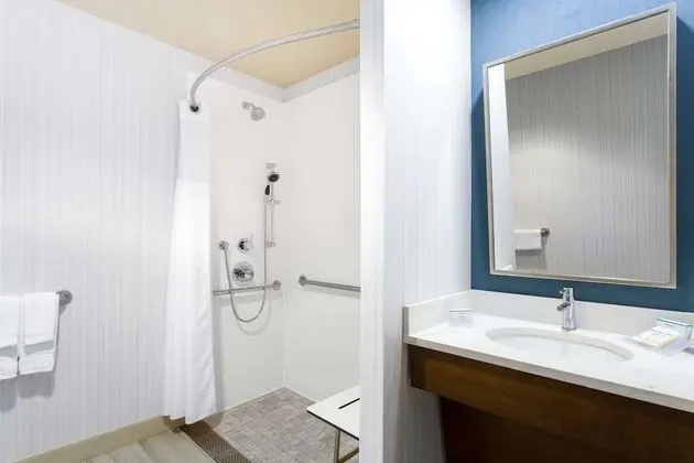 Oda, 1 En Büyük (King) Boy Yatak, Engellilere Uygun (Roll-In Shower)