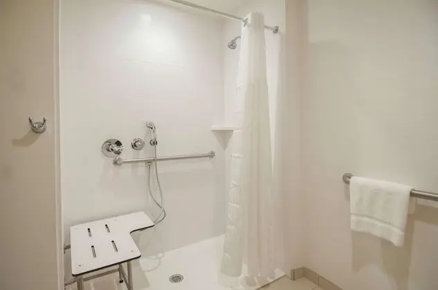 Oda, 1 En Büyük (King) Boy Yatak, Engellilere Uygun (Mobility & Hearing, Roll-in Shower)