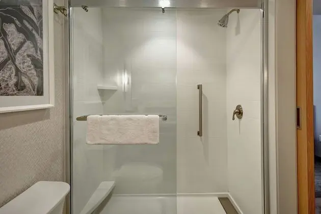 Oda, 2 Büyük (Queen) Boy Yatak