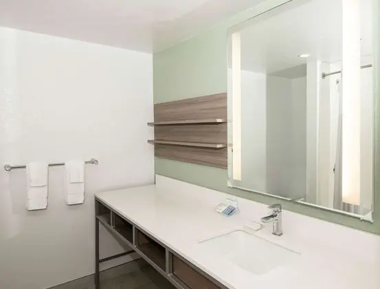 Oda, 1 En Büyük (King) Boy Yatak, Engellilere Uygun (Mobility & Hearing, Roll-in Shower)