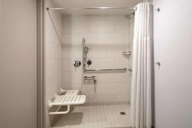 Süit, 2 Büyük (Queen) Boy Yatak, Engellilere Uygun (Roll-In Shower)