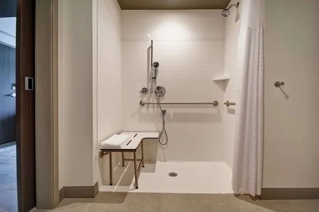 Oda, 1 En Büyük (King) Boy Yatak, Engellilere Uygun (Roll-In Shower)