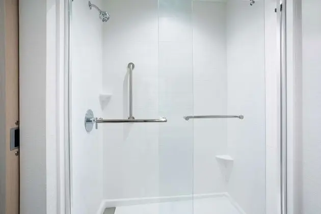 Oda, 2 Büyük (Queen) Boy Yatak, Engellilere Uygun (Hearing, Wellness Room)