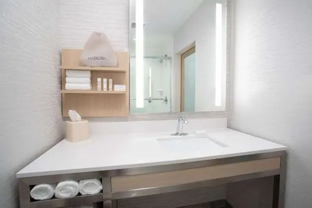 Oda, 2 Büyük (Queen) Boy Yatak, Engellilere Uygun (Mobility/Hearing, RI Shower, Wellness)