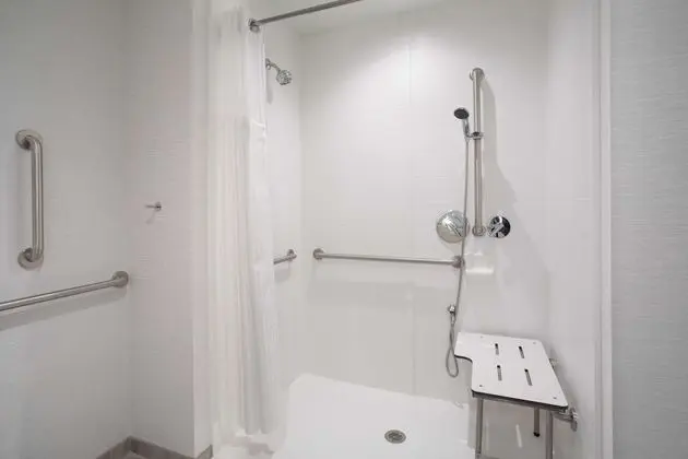 Oda, 2 Büyük (Queen) Boy Yatak, Engellilere Uygun (Mobility/Hearing, RI Shower, Wellness)