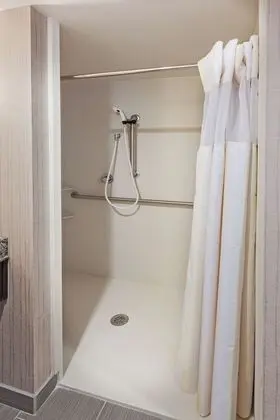 Oda, 1 En Büyük (King) Boy Yatak ve Çekyat, Engellilere Uygun (Roll In Shower)