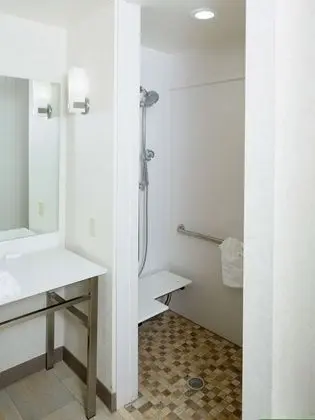 Oda, 2 Büyük (Queen) Boy Yatak, Engellilere Uygun, Sigara İçilmez (Roll-in Shower)