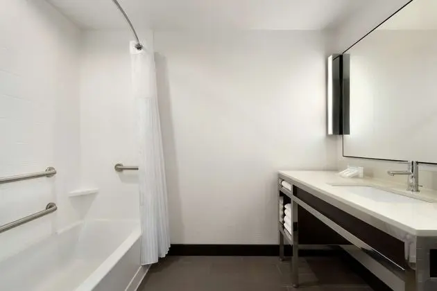 Oda, 1 En Büyük (King) Boy Yatak, Engellilere Uygun, Sigara İçilmez (w/ bathtub)