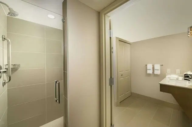 Oda, 2 Büyük (Queen) Boy Yatak, Engellilere Uygun (Roll-In Shower)