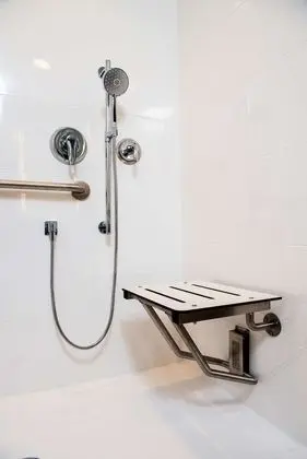 Oda, 1 En Büyük (King) Boy Yatak, Engellilere Uygun (Roll-In Shower)