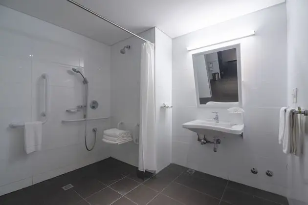 Oda, 1 En Büyük (King) Boy Yatak, Engellilere Uygun (Roll In Shower)