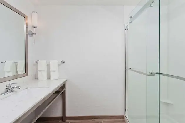 Oda, 1 En Büyük (King) Boy Yatak, Engellilere Uygun (Roll In Shower)