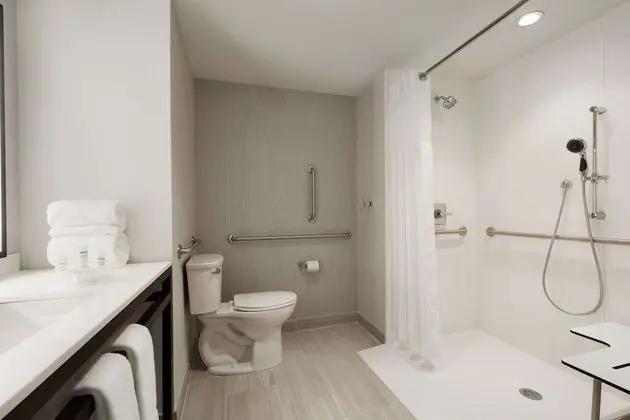 Oda, 1 En Büyük (King) Boy Yatak, Engellilere Uygun (Roll-in Shower)