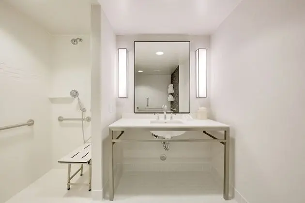 Oda, 2 Büyük (Queen) Boy Yatak, Engellilere Uygun (Roll In Shower)