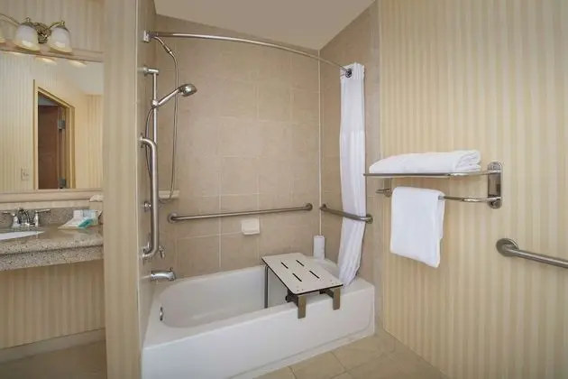 Oda, 1 En Büyük (King) Boy Yatak, Engellilere Uygun (Mobility & Hearing, 3X3 Shower)