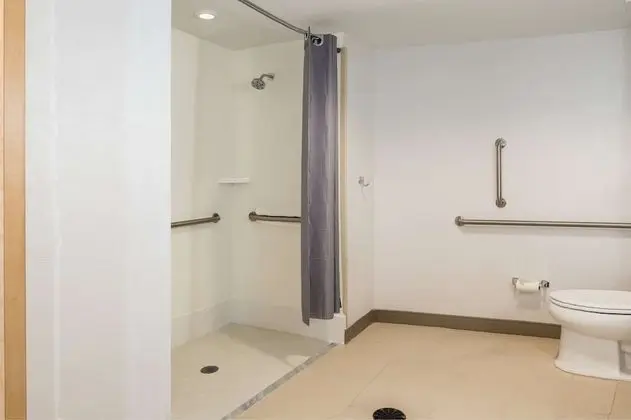 Oda, 2 Büyük (Queen) Boy Yatak, Engellilere Uygun (Mobility & Hearing, Roll-in Shower)