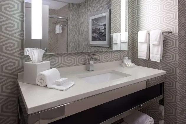 Oda, 1 En Büyük (King) Boy Yatak (Mini Fridge/Microwave)