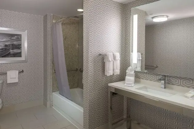 Oda, 2 Büyük (Queen) Boy Yatak, Engellilere Uygun, Küvet