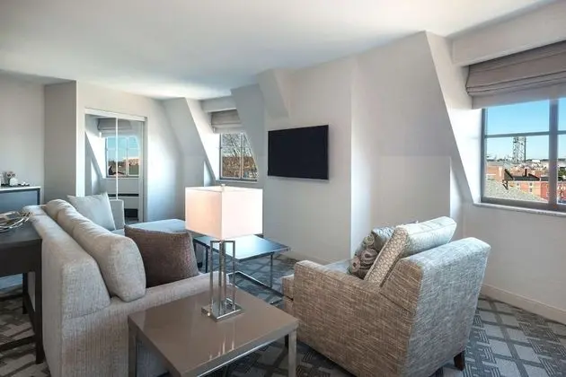 Süit, 1 En Büyük (King) Boy Yatak, Engellilere Uygun, Küvet (Mini Fridge/Microwave)