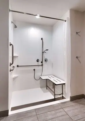 Oda, 1 En Büyük (King) Boy Yatak, Engellilere Uygun (Roll-In Shower)