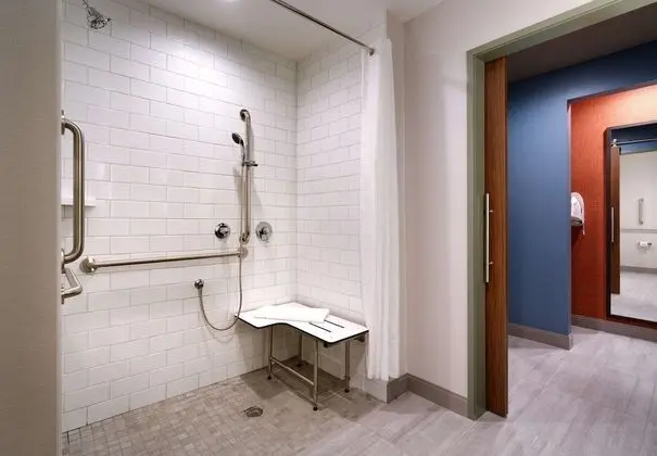 Oda, 1 En Büyük (King) Boy Yatak, Engellilere Uygun (Roll-In Shower)