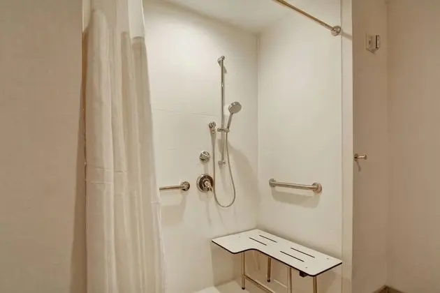 Oda, 1 En Büyük (King) Boy Yatak, Engellilere Uygun (Roll-In Shower)
