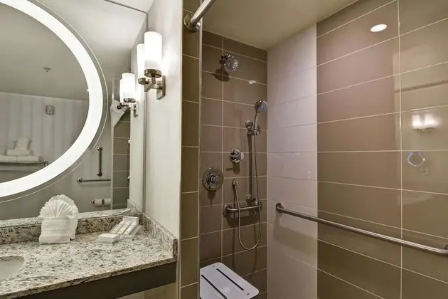 Oda, 2 Büyük (Queen) Boy Yatak, Engellilere Uygun, Sigara İçilmez (Roll-in Shower)