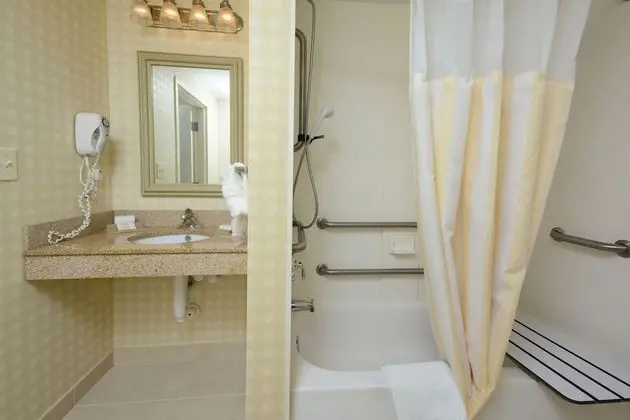 Room, 2 Queen Beds, Mobility/Hearing Accessible, Bathtub