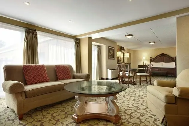 Suite, 1 King Bed, Jetted Tub (Manhattan Suite)