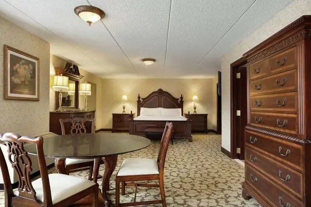 Suite, 1 King Bed, Jetted Tub (Manhattan Suite)