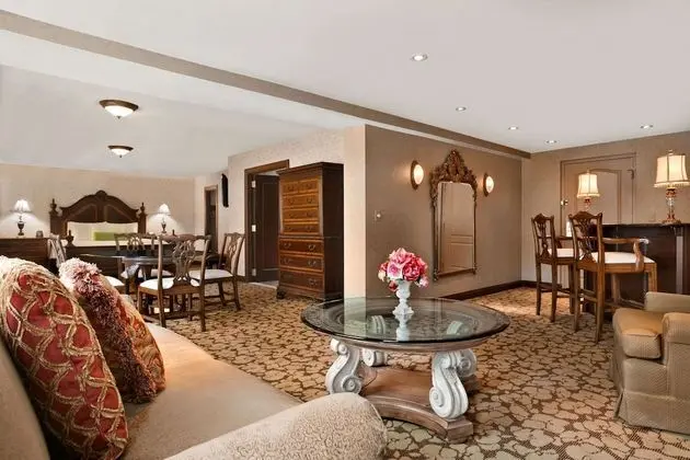 Suite, 1 King Bed, Jetted Tub (Manhattan Suite)