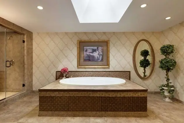 Suite, 1 King Bed, Jetted Tub (Manhattan Suite)