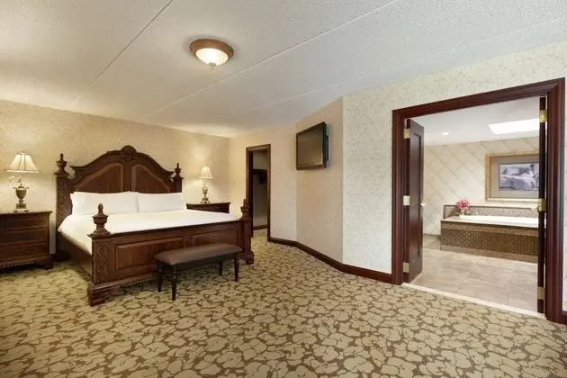 Suite, 1 King Bed, Jetted Tub (Manhattan Suite)