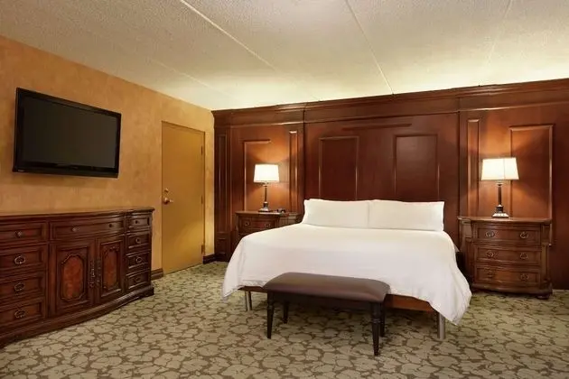 Suite, 1 King Bed, Separate Living Area (Windsor Suite)