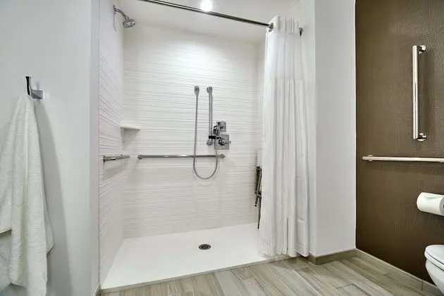 Oda, 1 En Büyük (King) Boy Yatak, Engellilere Uygun (mob/hearing acc w/ roll-in shower)