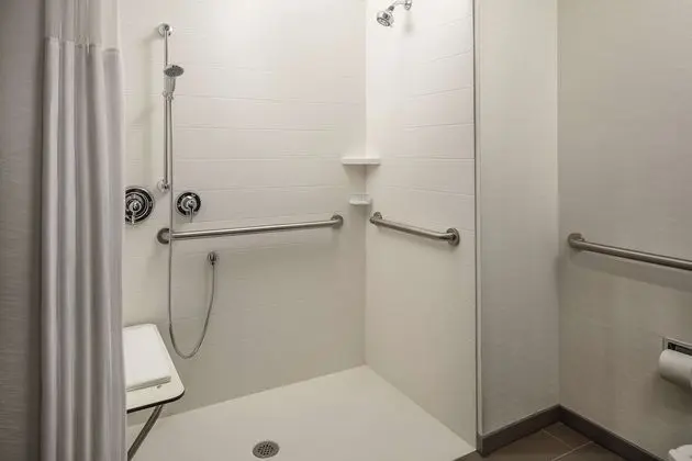 Oda, 1 En Büyük (King) Boy Yatak, Engellilere Uygun (Roll-In Shower)