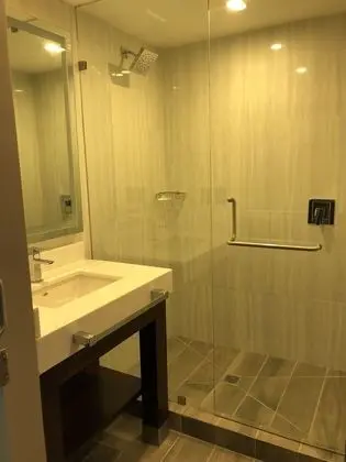 Oda, 1 Büyük (Queen) Boy Yatak, Engellilere Uygun (Mobility & Hearing, Roll-in Shower)