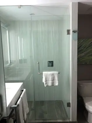 Oda, 1 Büyük (Queen) Boy Yatak, Engellilere Uygun (Mobility & Hearing, Roll-in Shower)